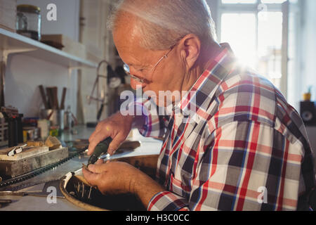 Goldsmith utilizzando manipolo macchina Foto Stock