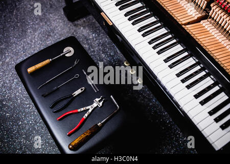 Strumenti di riparazione e sul vecchio pianoforte tastiera Foto Stock