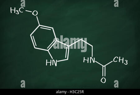 Il modello strutturale della melatonina sulla lavagna. Foto Stock