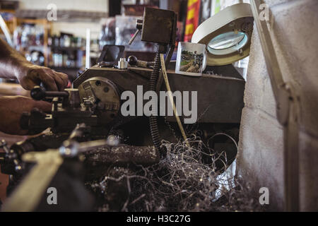 Lavoro meccanico in una macchina tornio Foto Stock