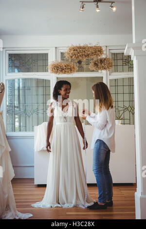 Moda femminile designer interagendo con la donna tenendo misurare Foto Stock