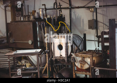 Workstation vuota e il forno Foto Stock