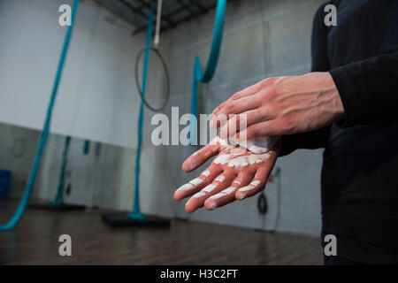 Polvere di talco sulle mani Foto stock - Alamy