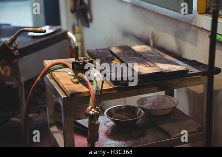 Workstation vuoto con torcia glassblowing Foto Stock