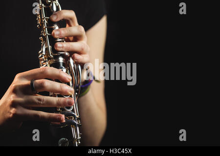 Donna che gioca un clarinetto nella scuola di musica Foto Stock