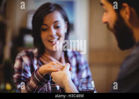 L'uomo gifting anello da dito alla sua donna Foto Stock