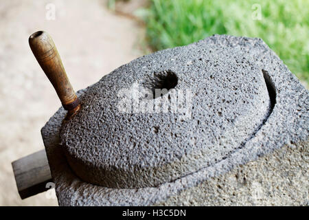 Una macina in pietra, l'elaborazione manuale di grano, antiche tradizioni Foto Stock