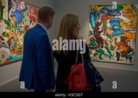 I visitatori del fregio Masters International Arts Fair di Regent's Park. Foto Stock