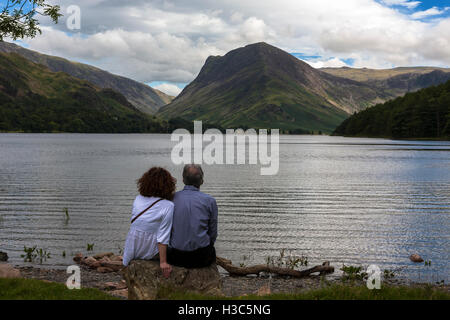 Un paio di sguardo su Buttermere, verso Honister Pass e Fleetwith Pike, Lake District, Cumbria, Inghilterra Foto Stock