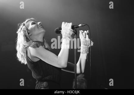 AURORA esegue a Manchester O2 Ritz. Foto Stock