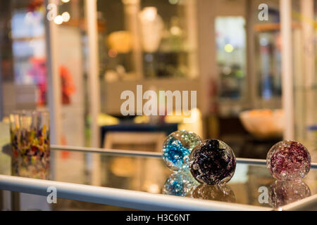 Fatti a mano articoli di vetro soffiato sul display Foto Stock