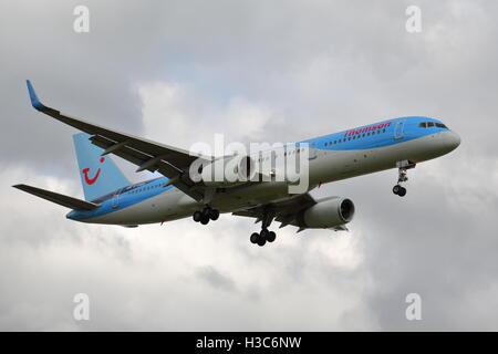 Thomson Airways Boeing 757-200 G-OOBN arrivando all'Aeroporto di Birmingham, Regno Unito Foto Stock