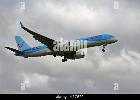 Thomson Airways Boeing 757-200 G-OOBN arrivando all'Aeroporto di Birmingham, Regno Unito Foto Stock