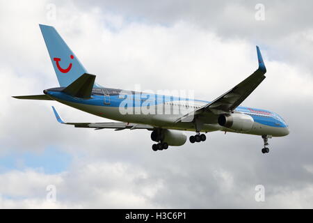 Thomson Airways Boeing 757-200 G-OOBN arrivando all'Aeroporto di Birmingham, Regno Unito Foto Stock