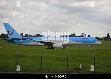 Thomson Airways Boeing 757-200 G-BYAW sulla pista pronti per il decollo all'Aeroporto di Birmingham, Regno Unito Foto Stock