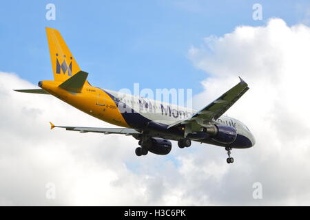 La Monarch Airlines Airbus A320-200 G-OZBX arrivando all'Aeroporto di Birmingham, Regno Unito Foto Stock
