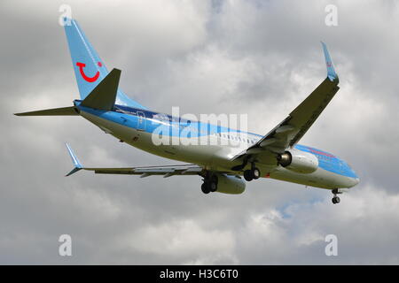 Thomson Airways Boeing 737-800 G-FDZJ atterraggio all'Aeroporto di Birmingham, Regno Unito Foto Stock