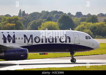 La Monarch Airlines Airbus A321-200 G-OZBL pronti per il decollo all'Aeroporto di Birmingham, Regno Unito Foto Stock