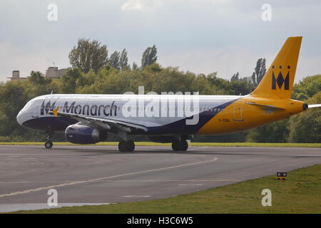 La Monarch Airlines Airbus A321-200 G-OZBL pronti per il decollo all'Aeroporto di Birmingham, Regno Unito Foto Stock