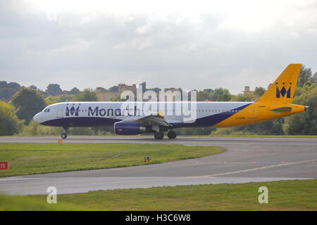 La Monarch Airlines Airbus A321-200 G-OZBL pronti per il decollo all'Aeroporto di Birmingham, Regno Unito Foto Stock