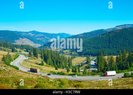 Il traffico su una strada montagne in Transilvania. La Romania Foto Stock