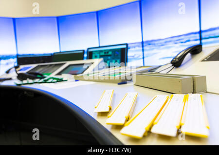 Bullgaria di servizi di traffico aereo competente centro di controllo camera. Controller della scrivania vicino al computer di controllo Monitor. N. persone. Foto Stock