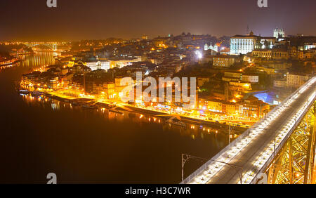 Città Vecchia di Porto di notte. Celebre Dom Luis i bridge in primo piano Foto Stock