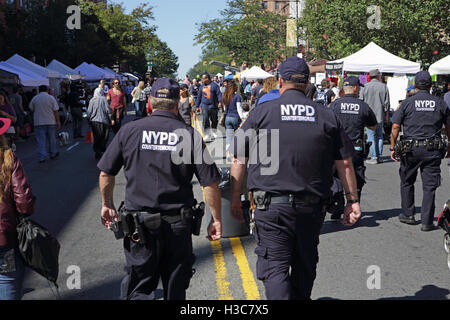New York ufficiali della polizia di pattuglia all'atlantico annuale strada antica fiera che si tiene l ultima domenica di settembre a Brooklyn Foto Stock
