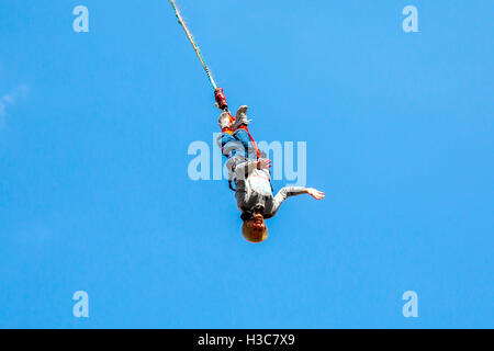 Sofia, Bulgaria - 25 Settembre 2016: Una vecchia donna è il salto con un bungee da una gru nel cielo durante una soleggiata giornata estiva Foto Stock