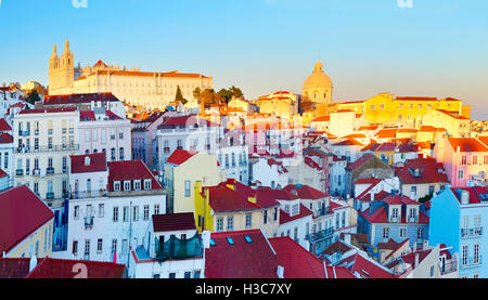 Coloratissimo quartiere di Alfama - il centro storico di Lisbona. Portogallo Foto Stock