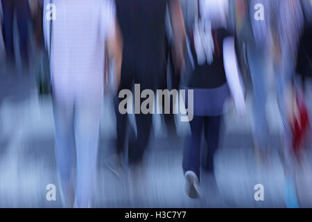 Sfumata la folla di gente che cammina verso il basso una fiera di strada di New York City. Disegno astratto concetto. Nella fotocamera fuori fuoco effetto. Foto Stock