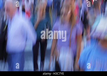 Sfumata la folla di gente che cammina verso il basso una fiera di strada di New York City. Disegno astratto concetto. Nella fotocamera fuori fuoco effetto. Foto Stock