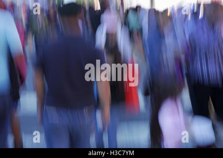 Sfumata la folla di gente che cammina verso il basso una fiera di strada di New York City. Disegno astratto concetto. Nella fotocamera fuori fuoco effetto. Foto Stock