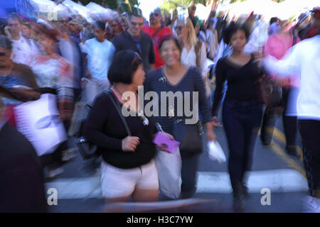 Sfumata la folla di gente che cammina verso il basso una fiera di strada di New York City. Disegno astratto concetto. Nella fotocamera fuori fuoco effetto. Foto Stock