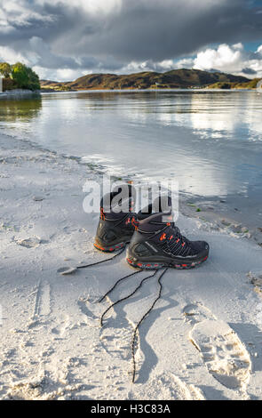 Scarponi da trekking sulle bianche sabbie al Morar, a nord-ovest della Scozia. Foto Stock