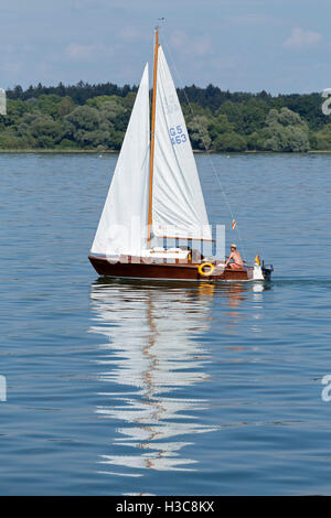 Barca a vela nei pressi di Friedrichshafen, Lago di Costanza, Baden-Wuerttemberg, Germania Foto Stock