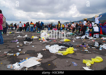 QUITO, ECUADOR - luglio 7, 2015: così terribili foto, garbage sul pavimento e la gente che passa attraverso e rimanere intorno a questo. Papa Francisco evento di massa Foto Stock