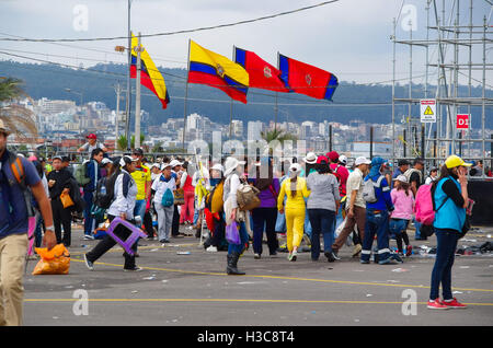 QUITO, ECUADOR - luglio 7, 2015: dopo la messa del Santo Padre Francisco, gente che cammina cercando di arrivare alle loro case Foto Stock