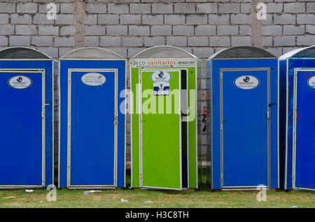 QUITO, ECUADOR - luglio 7, 2015: Eco toilette portatile in colore blu e verde, eventi pubblici ha bisogno