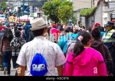 QUITO, ECUADOR - luglio 7, 2015: persone che cercano di arrivare al papa Francisco mass, polizia rendendo le protezioni sulle strade Foto Stock