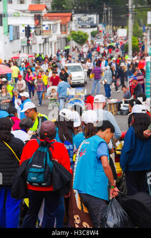 QUITO, ECUADOR - luglio 7, 2015: la gente celebra e arrivando a papa Francisco massa southamerica, visitare il sito web Foto Stock