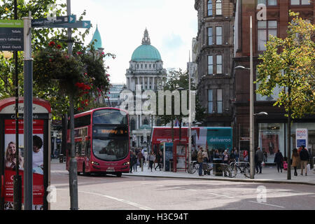 Guardando verso il basso dal Royal Avenue attraverso Donegall Place in Belfast verso il Municipio. Foto Stock