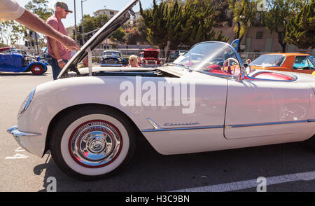 Laguna Beach, CA, Stati Uniti d'America - 2 Ottobre 2016: Bianco 1954 Chevrolet Corvette di proprietà di DeLynn Sands e visualizzati al Rotary Club di Foto Stock
