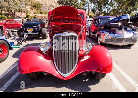 Laguna Beach, CA, Stati Uniti d'America - 2 Ottobre 2016: Rosso 1933 Ford 40 sedan possedute da Jeffrey Counseller e visualizzati al Rotary Club di Foto Stock