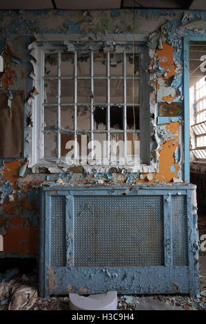 Finestra interna in abbandonato Kings Park ospedale psichiatrico Foto Stock