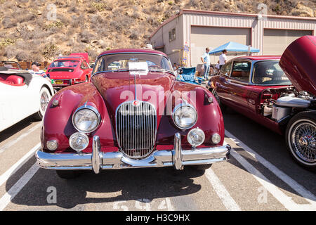 Laguna Beach, CA, Stati Uniti d'America - 2 Ottobre 2016: Rosso 1958 Jaguar XK 150 FHC posseduti da Frank Gauer e visualizzato presso il Rotary Club di lag Foto Stock