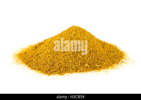 Curry heap spice isolati su sfondo bianco Foto Stock