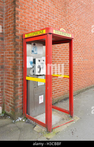 Moderno urbano utilitaristica UK telefonica è stato scadente a causa di atti di vandalismo. Tutti i pannelli di vetro sono stati rotti e rimosso. Foto Stock