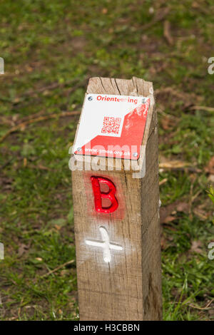Orienteering punto di controllo con QR (risposta rapida) codice etichetta alla gate di Mosè Country Park, Bolton. Foto Stock