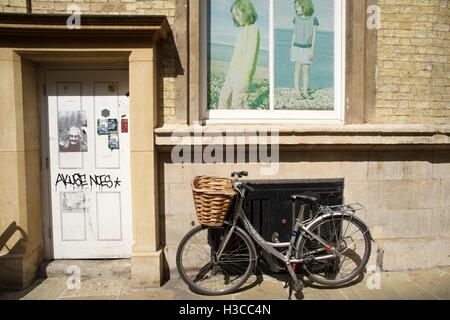 Bicicletta con cestello anteriore al di fuori di casa in Cambridge street Foto Stock